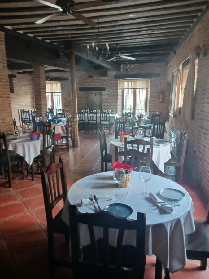 Hotel Restaurante Dona Elvira Nava del Rey Exteriör bild