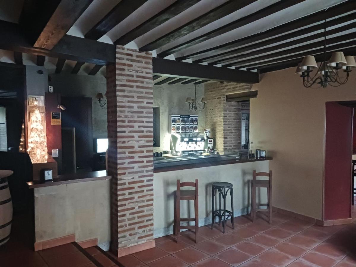 Hotel Restaurante Dona Elvira Nava del Rey Exteriör bild