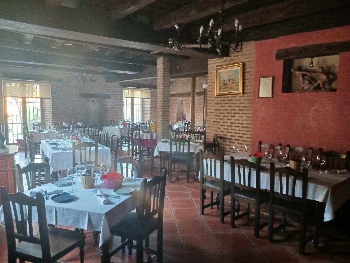 Hotel Restaurante Dona Elvira Nava del Rey Exteriör bild
